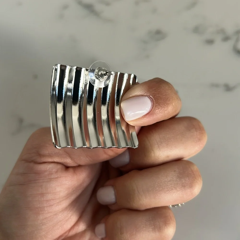 Silver square earrings with waves - Picture 3 of 4